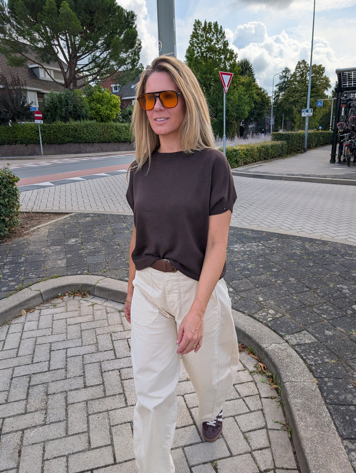 Fijn gebreide Vleermuismouw Top met Kant-Detail – Ecru & Chocobruin