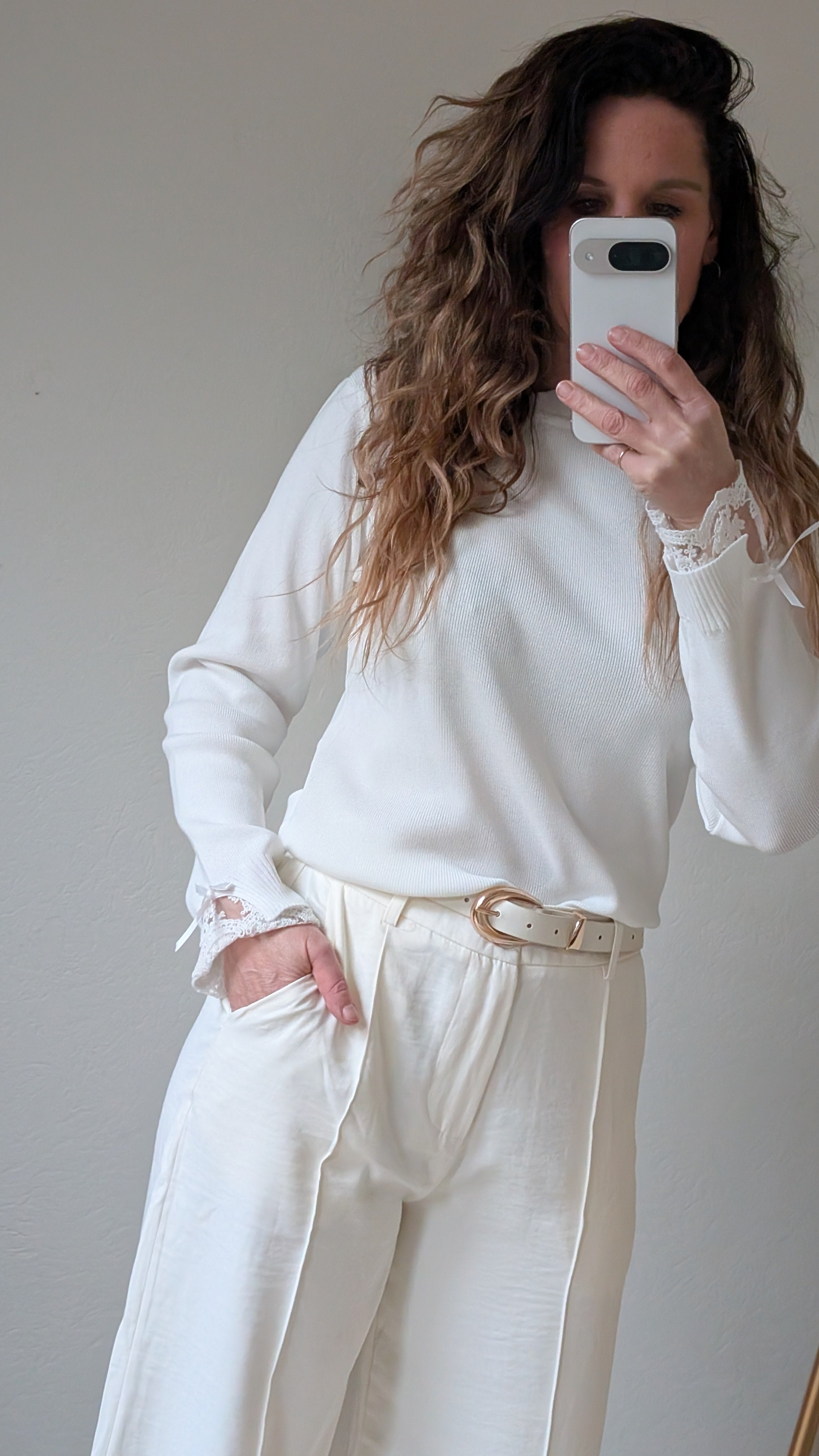 Fijn gebreide witte dames trui met kanten details