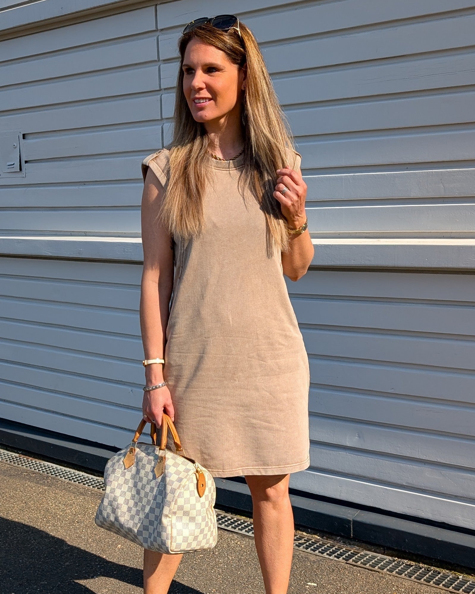 Mouwloze beige sweat-jurk