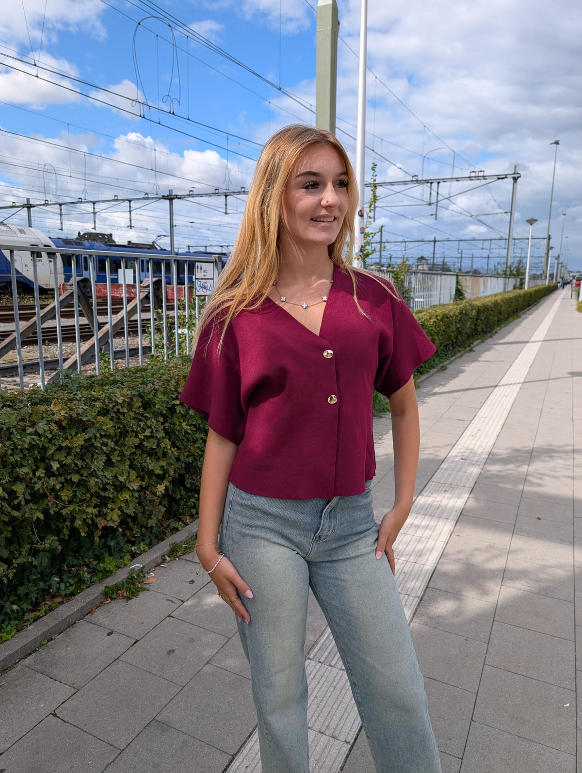 Stijlvolle Bordeaux V-Hals Top met Sluiting