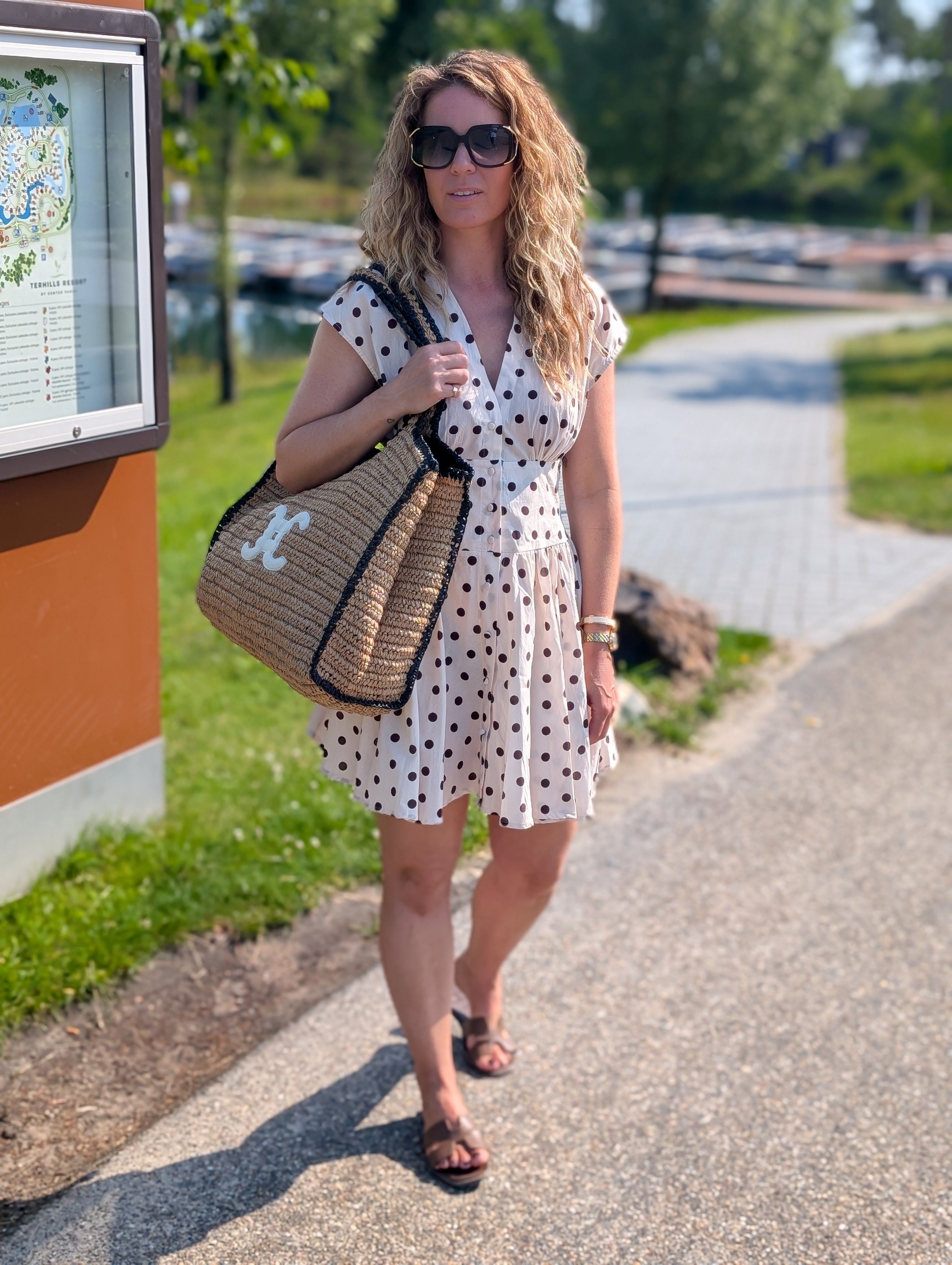 Beige Polka Dot Mini-Jurk – Geknoopte Zomerjurk met Stippenprint en V-hals