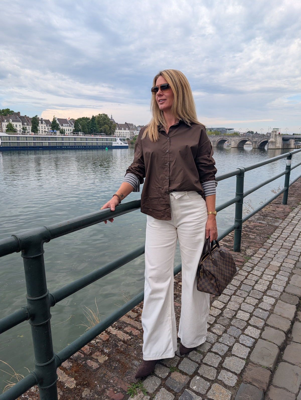 Oversized Katoenen Blouse met Gestreepte Manchet – Chocoladebruin