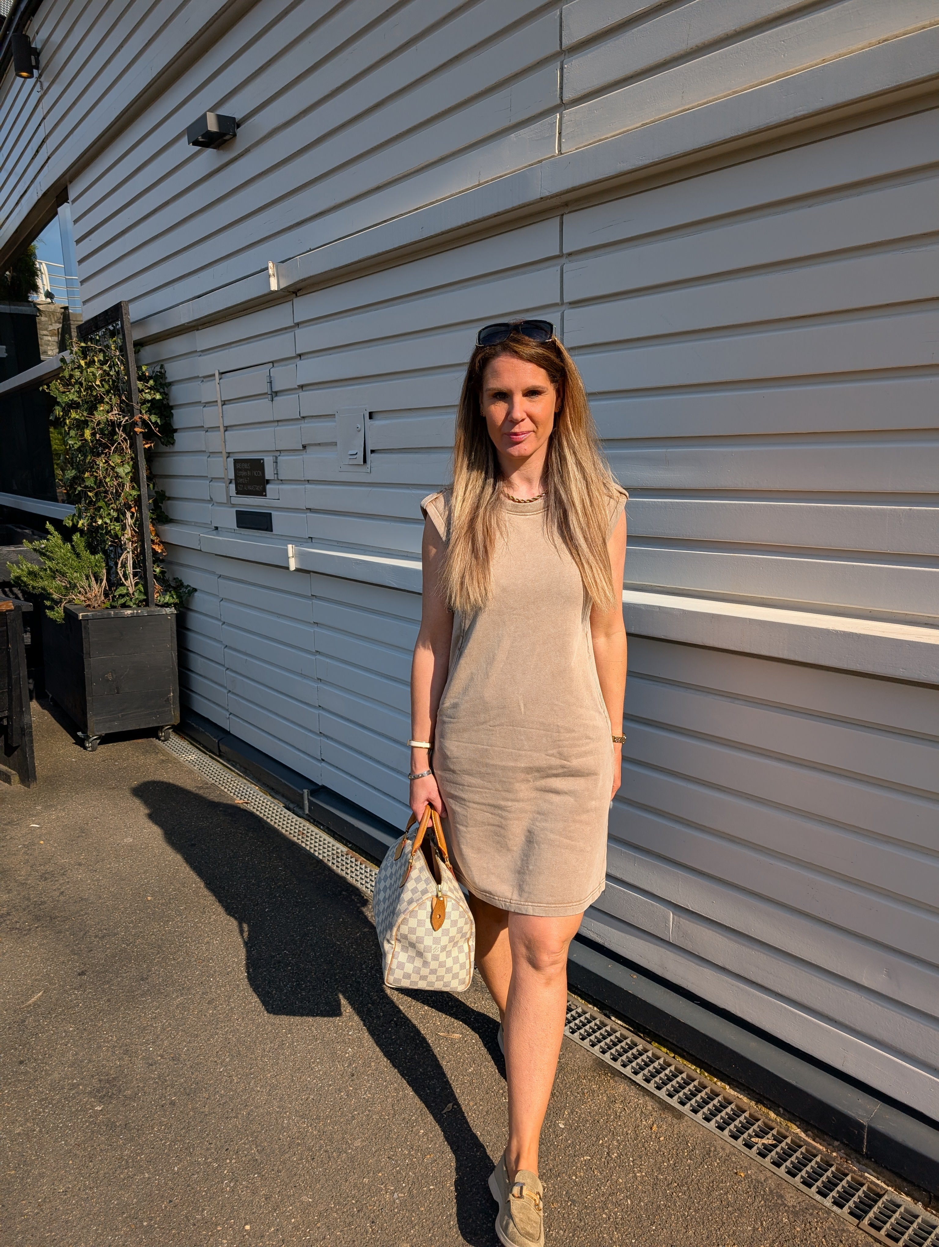 Mouwloze beige sweat-jurk