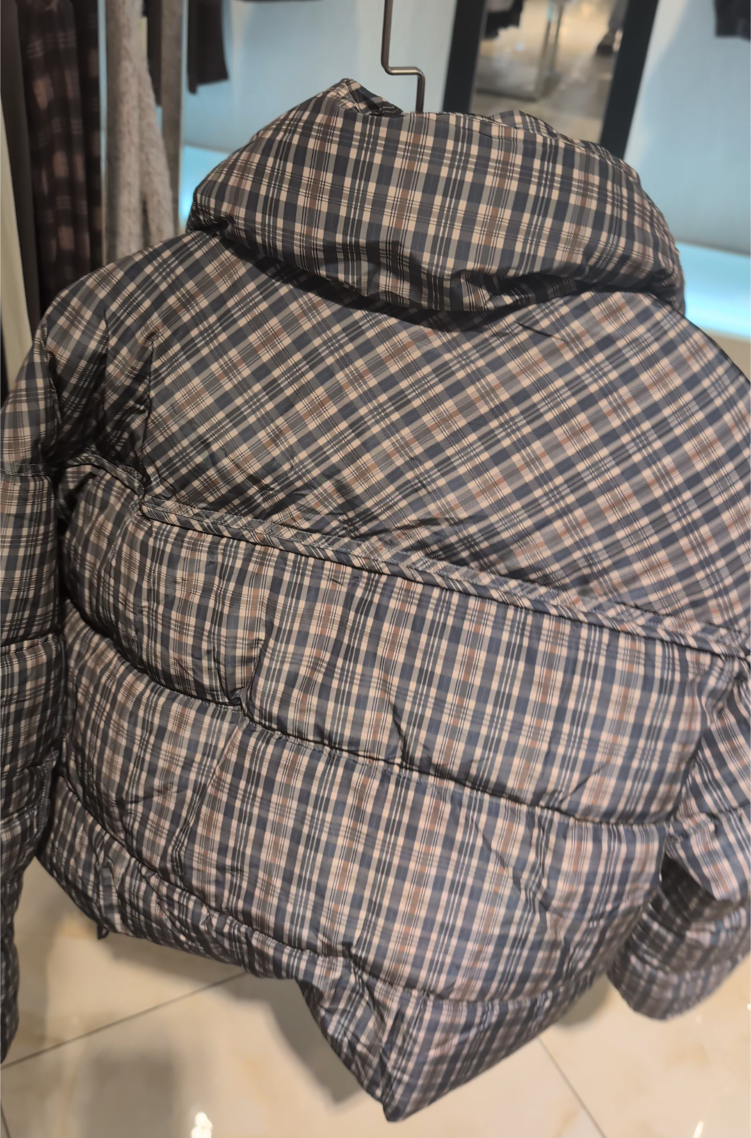 Geruite Puffer Jas – Grijsblauw, Saliegroen & Taupe