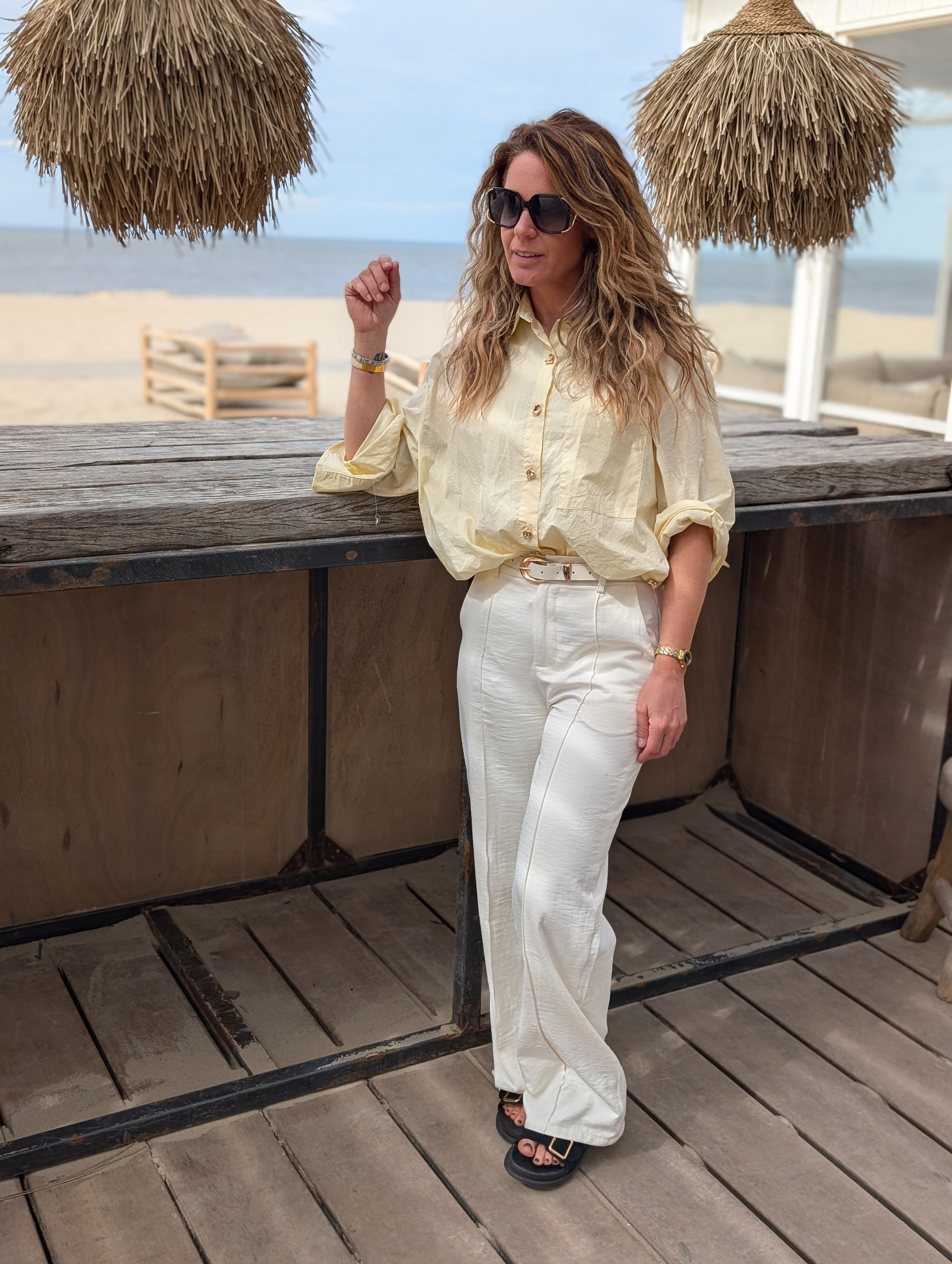 Oversized Blouse Botergeel Met Gouden Knopen