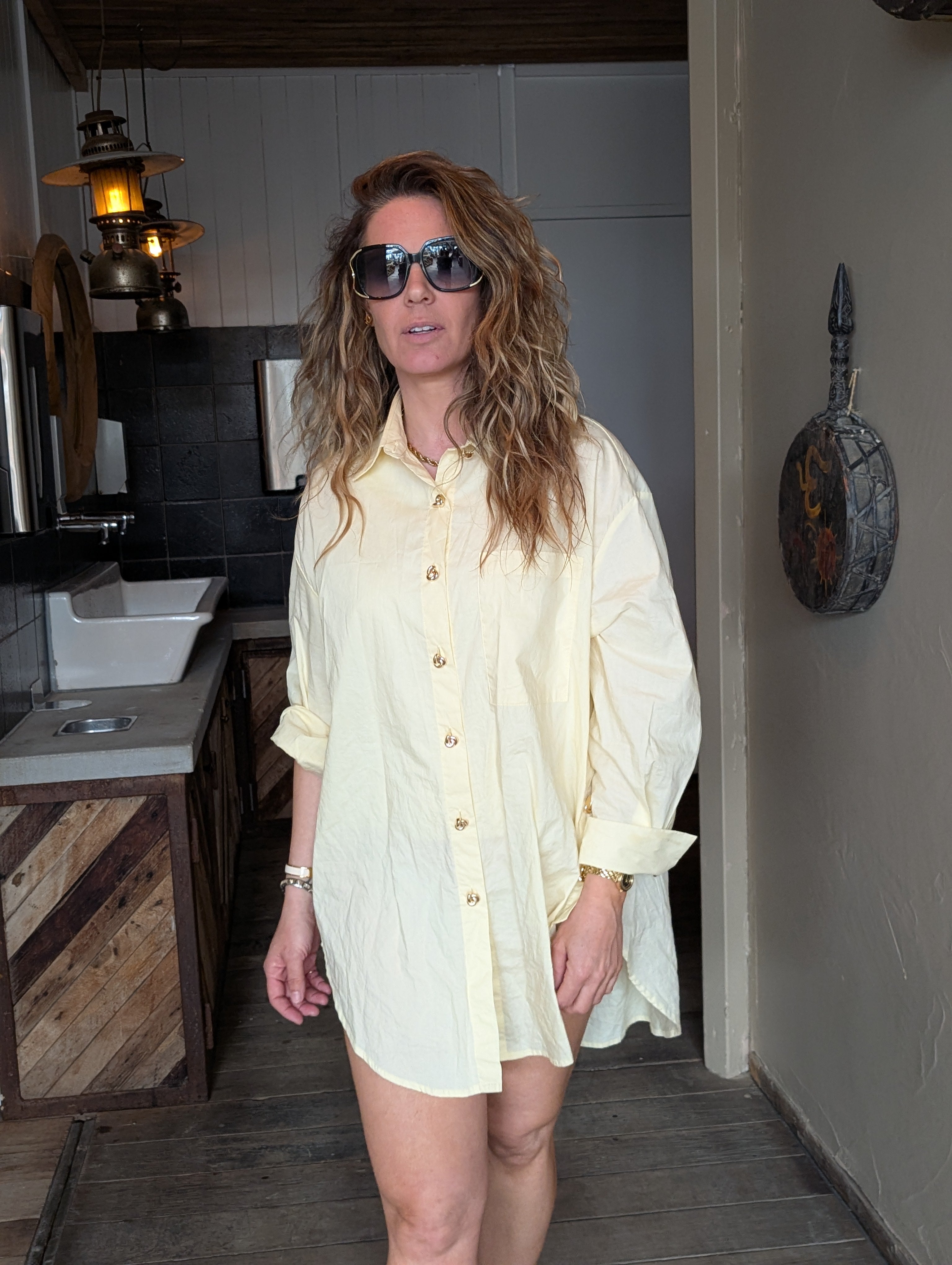Oversized Blouse Botergeel Met Gouden Knopen