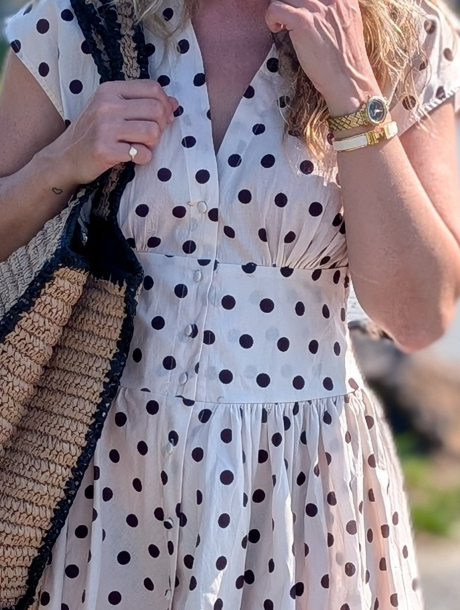 Beige Polka Dot Mini-Jurk – Geknoopte Zomerjurk met Stippenprint en V-hals