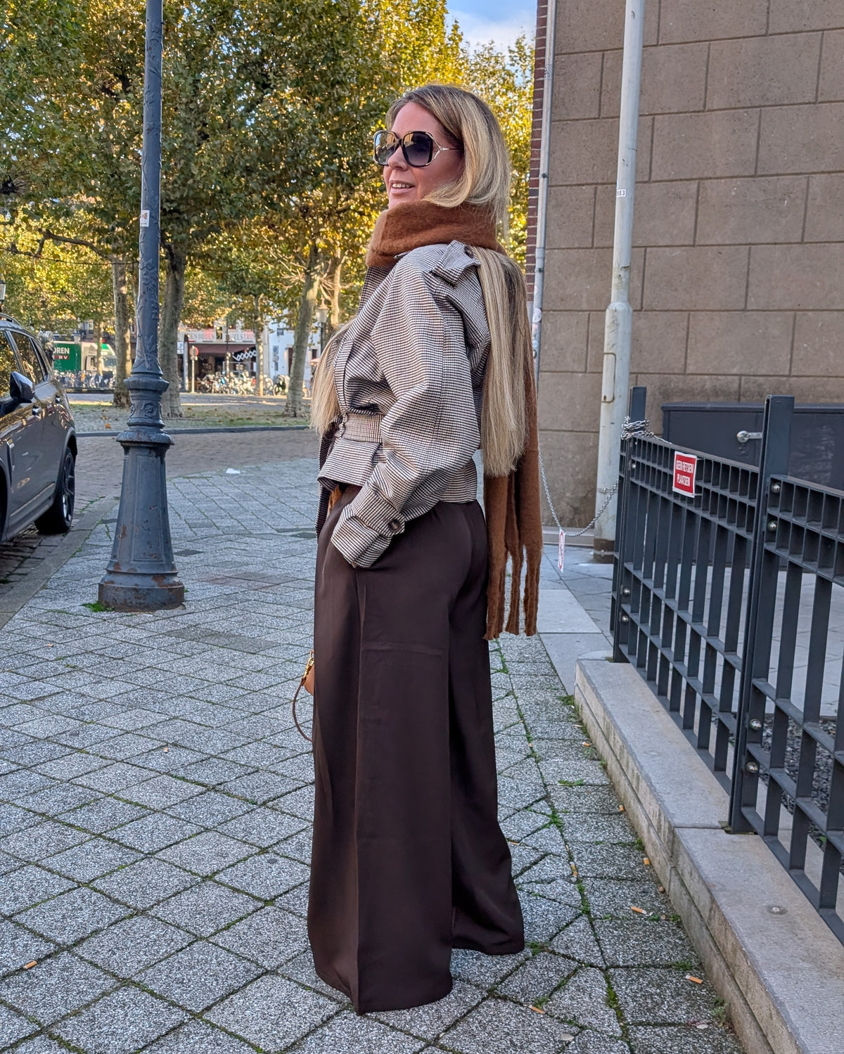 De Korte Geruite Trenchcoat – Taupe