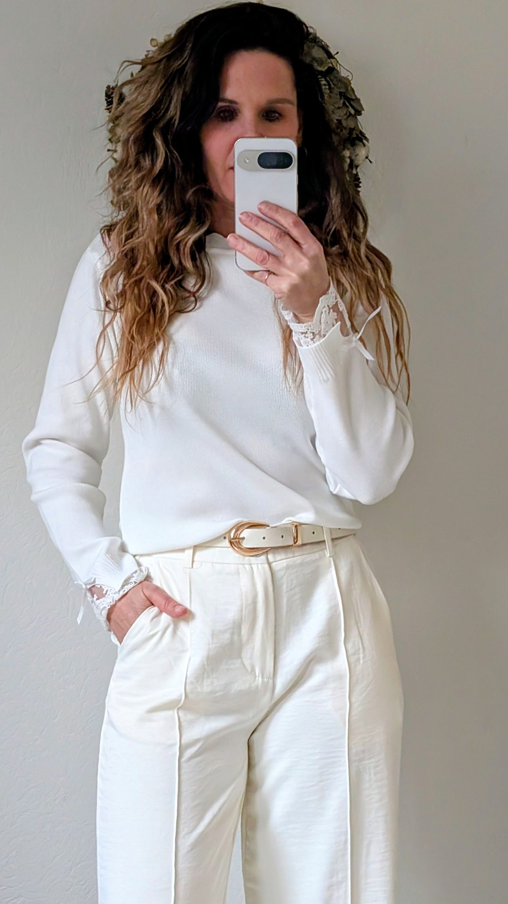 Fijn gebreide witte dames trui met kanten details