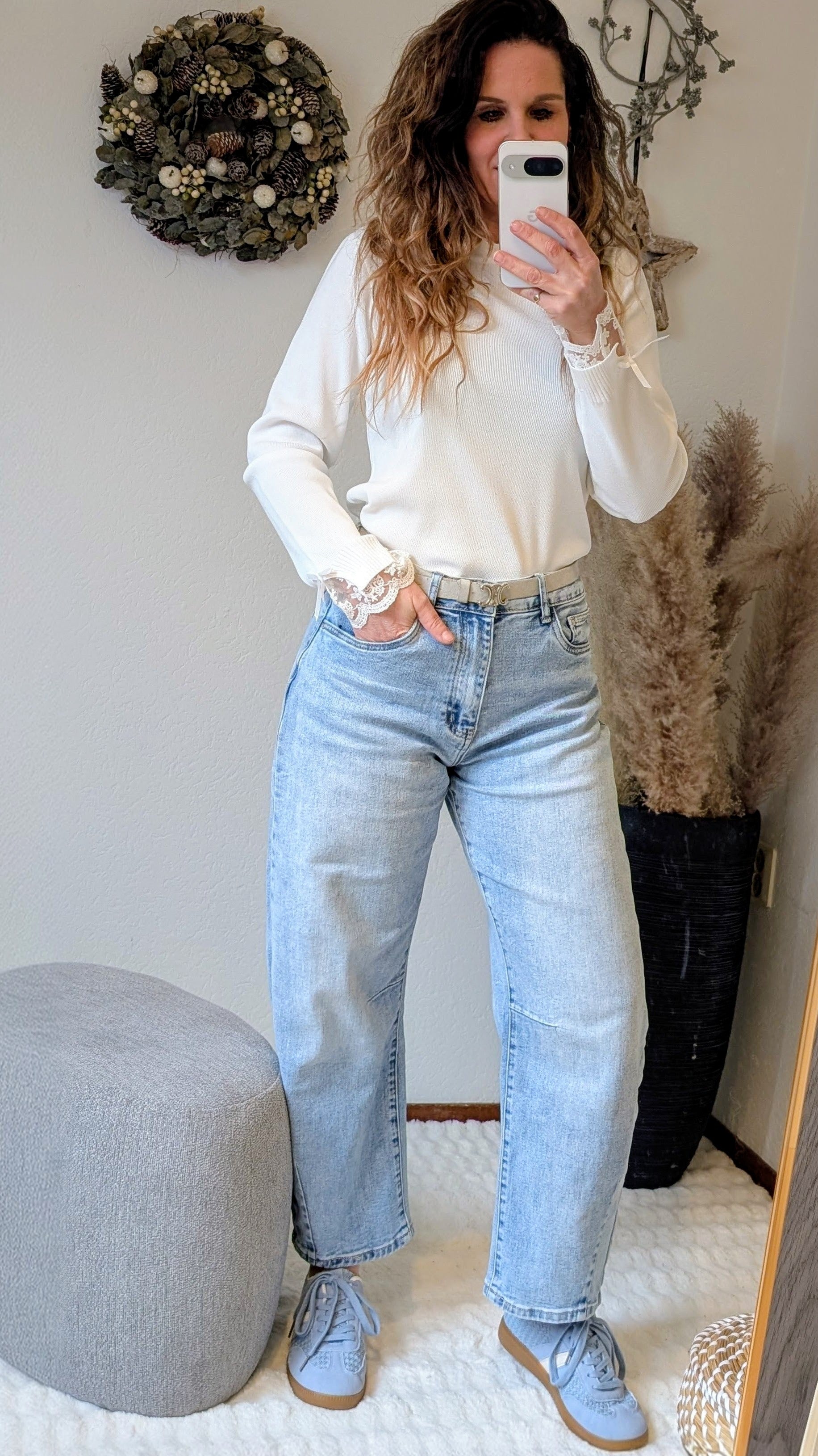 Fijn gebreide witte dames trui met kanten details