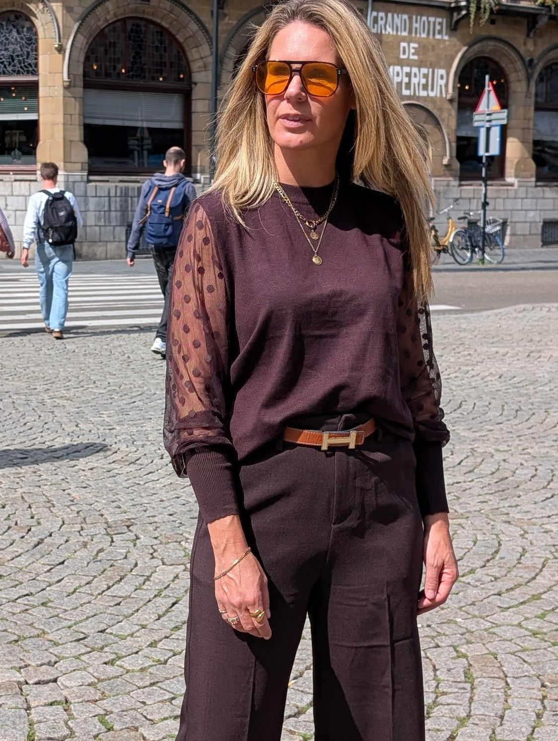 Fijngebreide Top met Polkadot Mouwen – Chocobruin