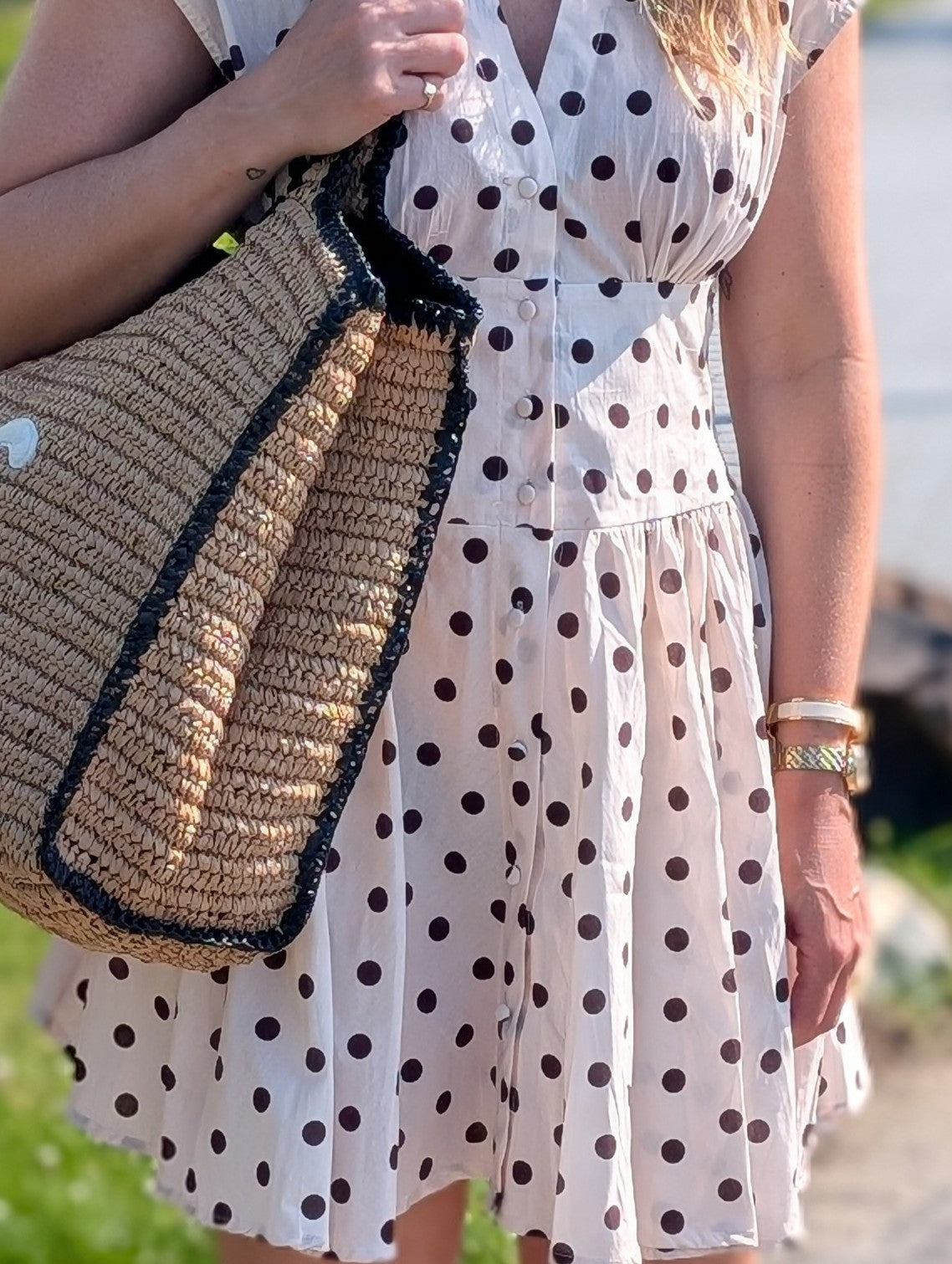 Beige Polka Dot Mini-Jurk – Geknoopte Zomerjurk met Stippenprint en V-hals