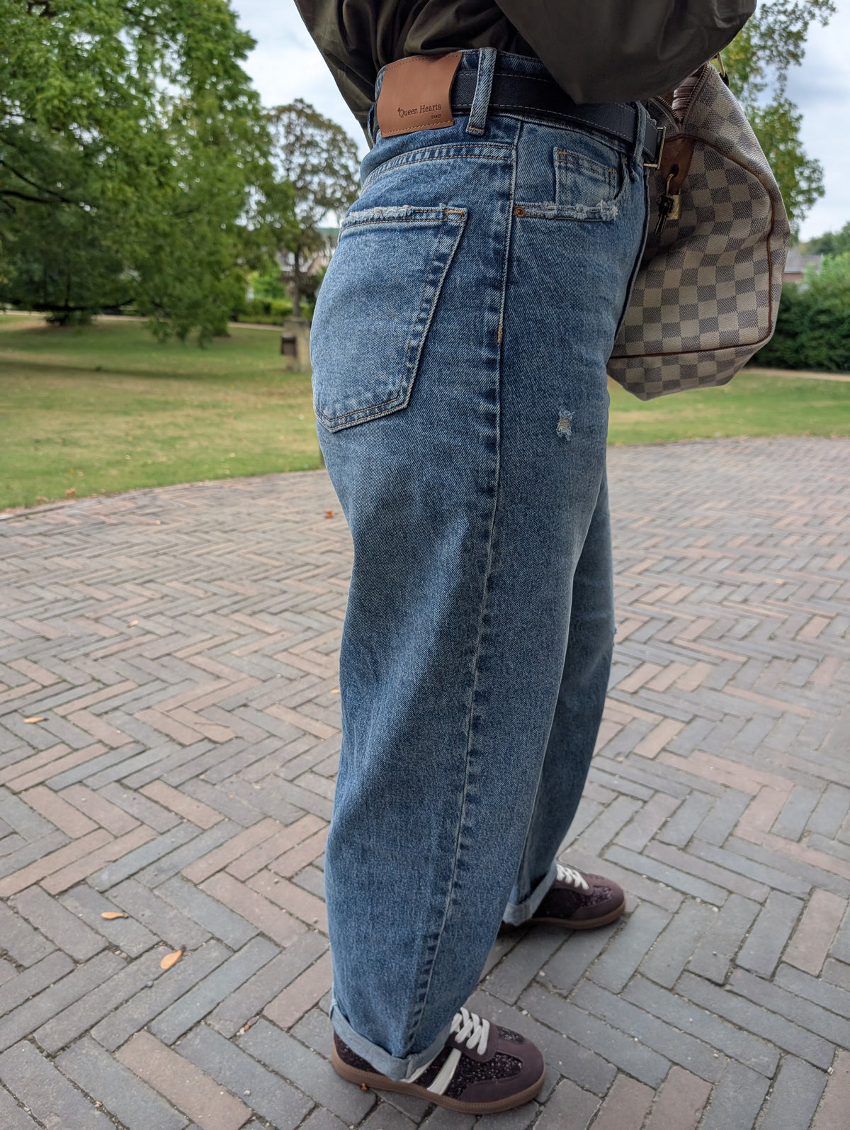Queen Hearts High Waist Carrot Fit Jeans – Dark Vintage Blue