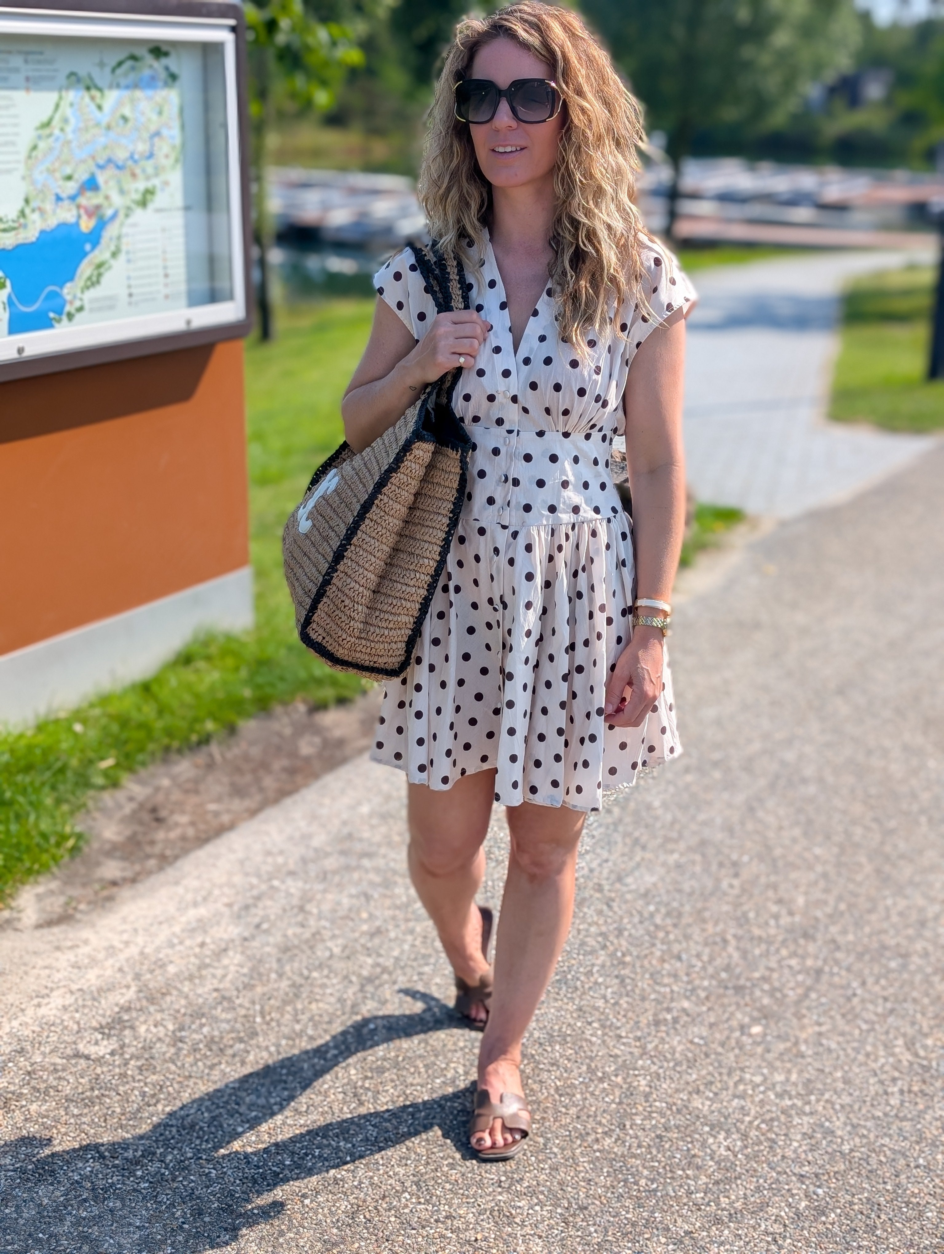 Beige Polka Dot Mini-Jurk – Geknoopte Zomerjurk met Stippenprint en V-hals