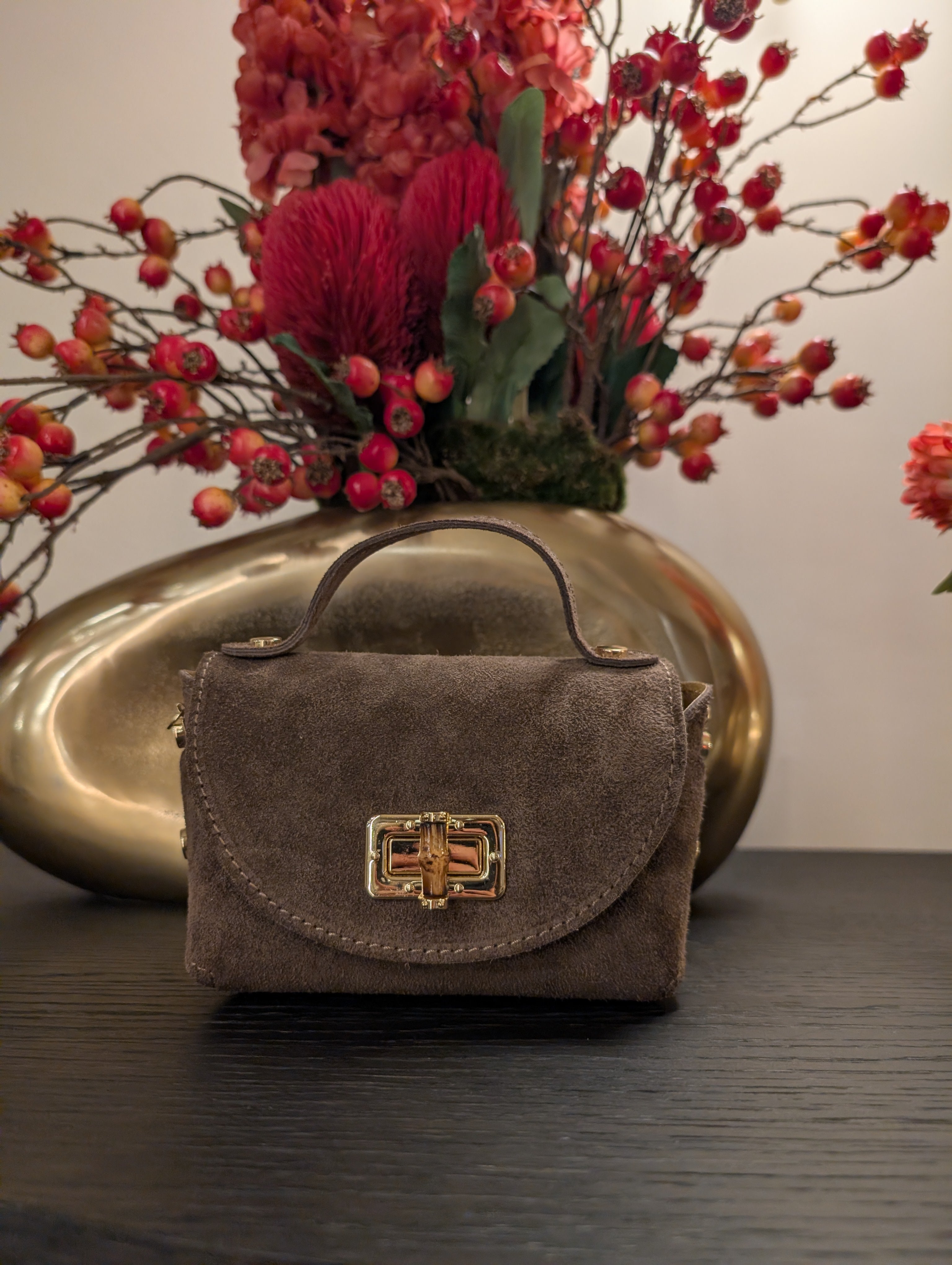 Luxe Zwarte Suède Micro Bag met draai Sluiting | Chique Mini Crossbody Tas