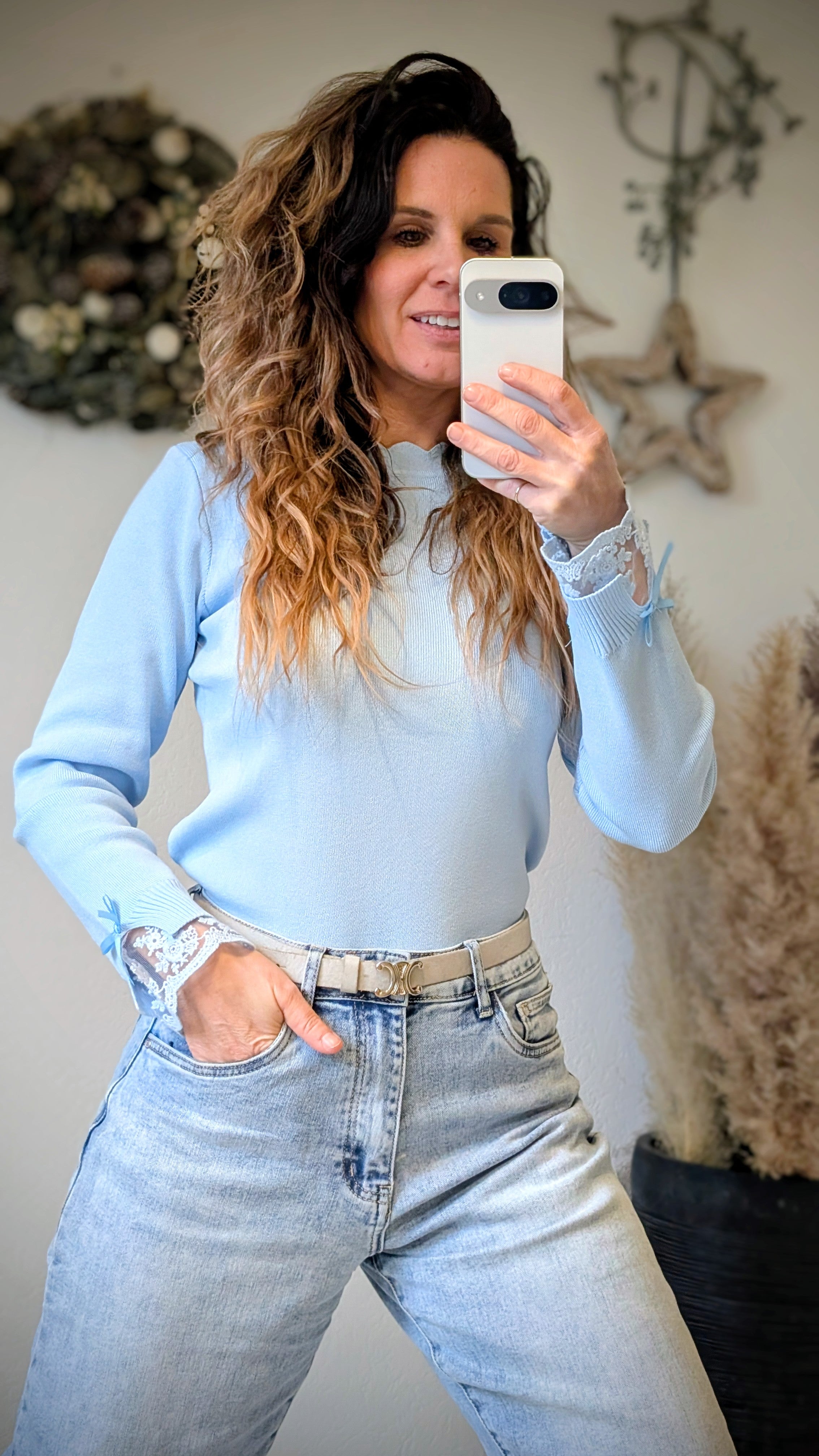 Fijn gebreide blauwe trui met kanten details