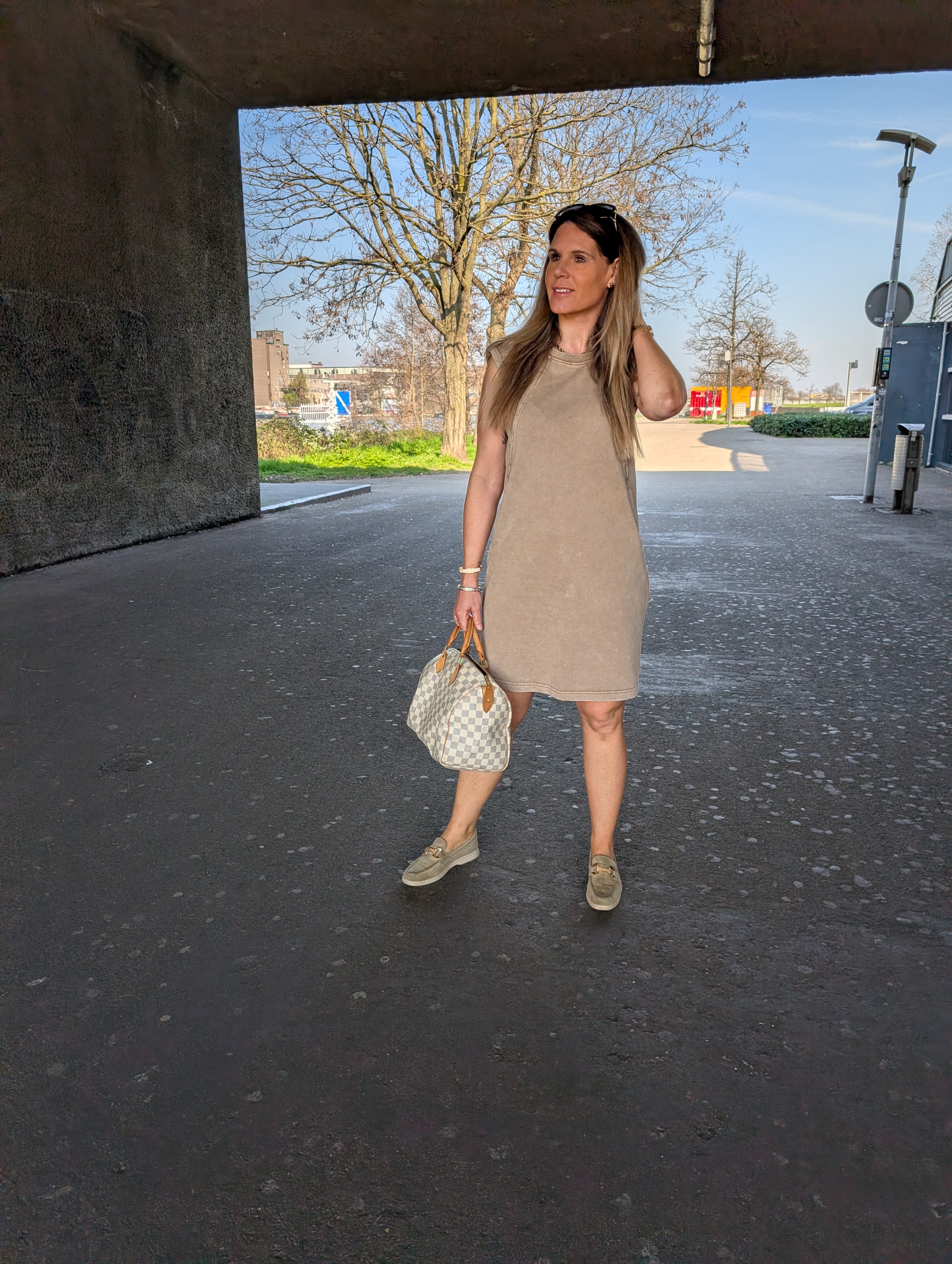 Mouwloze beige sweat-jurk