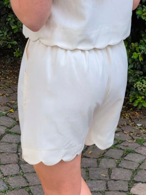 Creme / Wit  Co-ord Set met Pofmouwen en Scalloped Shorts – Tweedelige Zomer Set