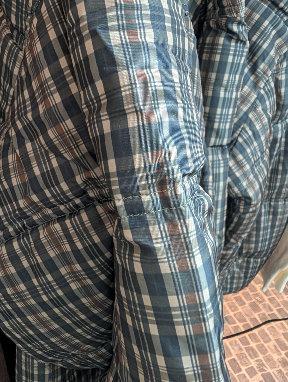 Geruite Puffer Jas – Grijsblauw, Saliegroen & Taupe