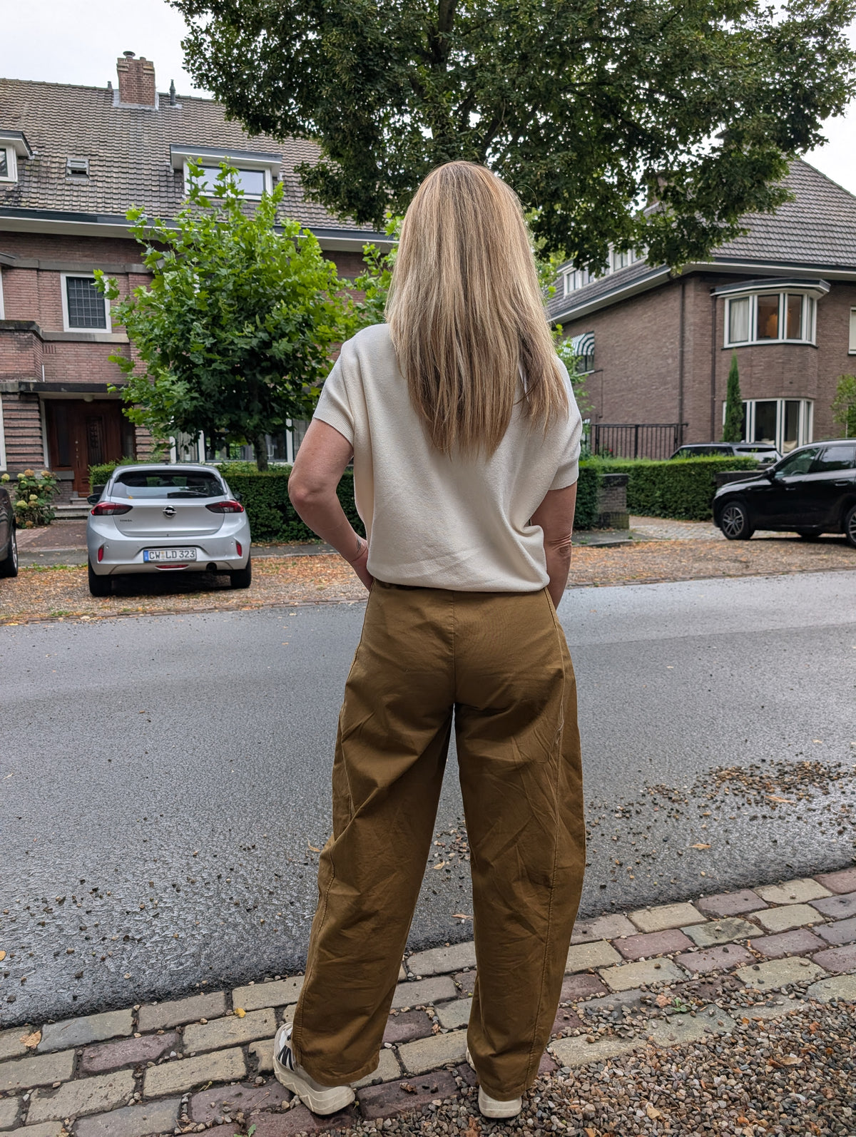 Fijn gebreide Vleermuismouw Top met Kant-Detail – Ecru & Chocobruin