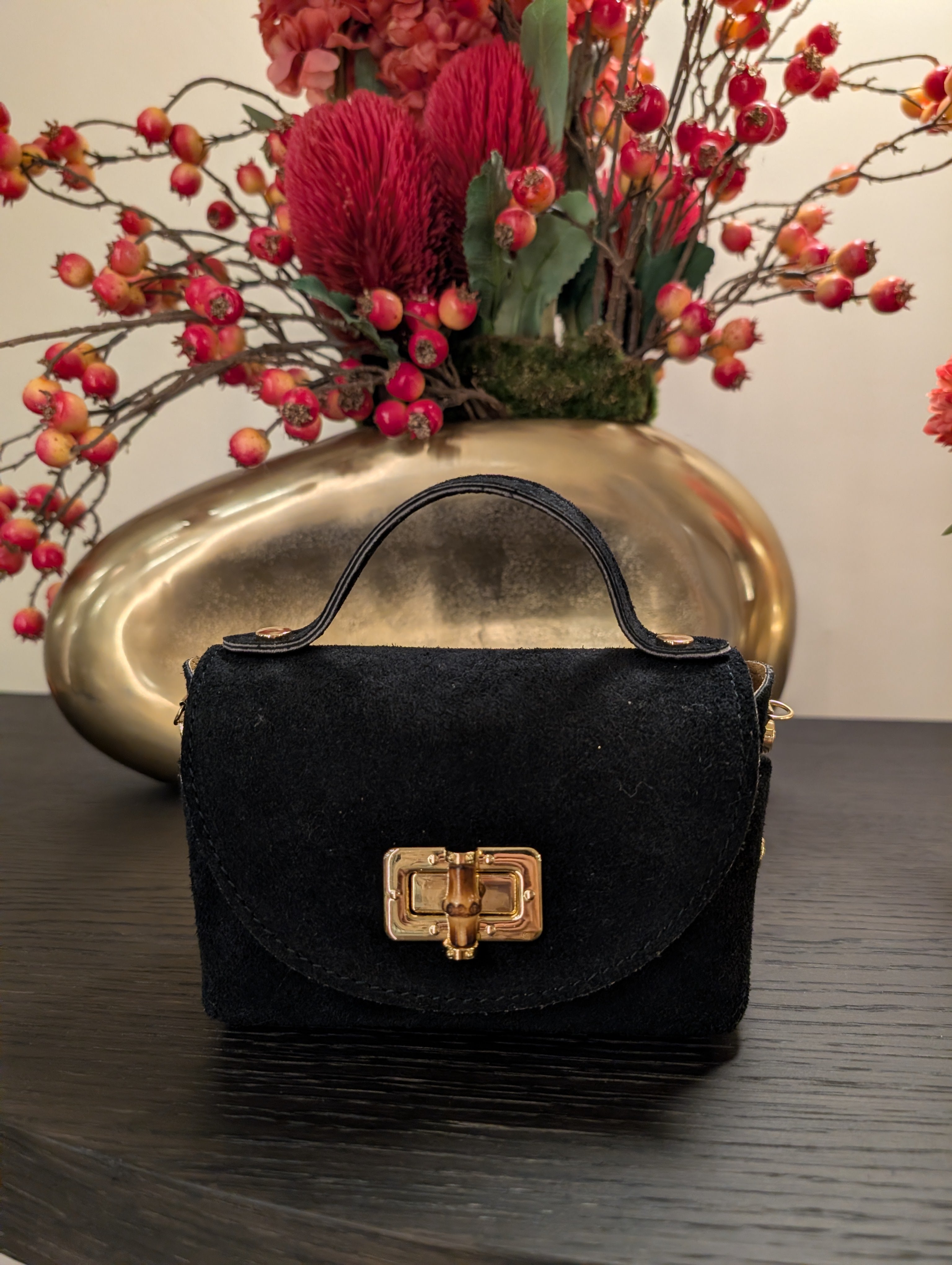 Luxe Zwarte Suède Micro Bag met draai Sluiting | Chique Mini Crossbody Tas